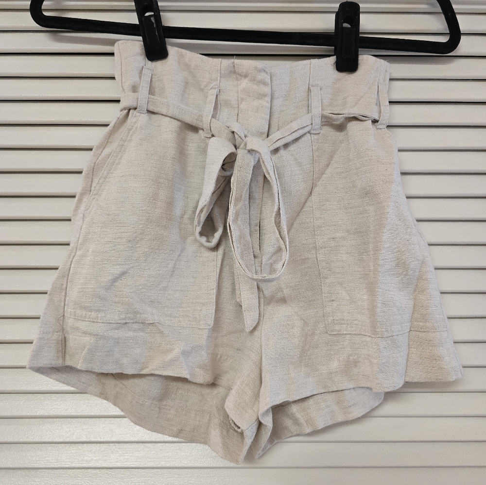 H&M - Cream Classic Paper Bag High-Waisted Shorts With Pockets & Belt